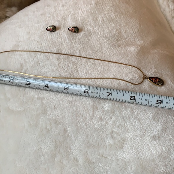 Gold tone necklace with pink flower & earrings - Picture 3 of 8